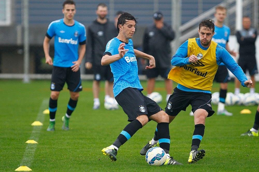 Pedro Geromel e Ramiro participam do treino do Gr&ecirc;mio