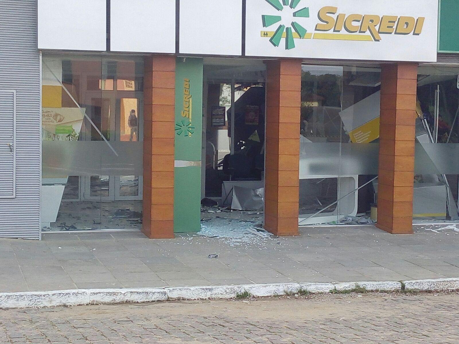 Banco Sicredi foi explodido por assaltantes