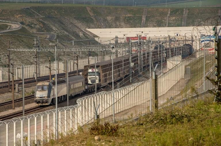 Tr&aacute;fego no t&uacute;nel do Canal da Mancha retomado ap&oacute;s invas&atilde;o de migrantes