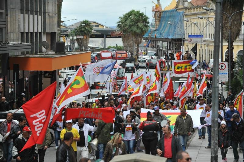 Manifesta&ccedil;&atilde;o lembra os 62 anos da Petrobras