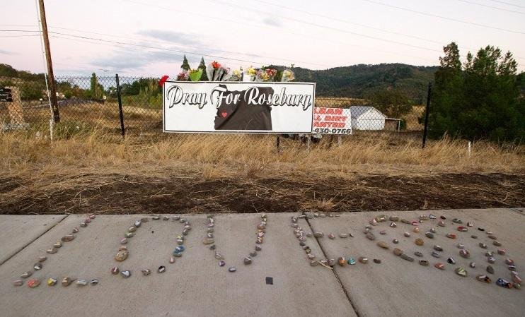 Manifesta&ccedil;&otilde;es em apoio &agrave;s v&iacute;timas perto da entrada para a Umpqua Community College, em Roseburg