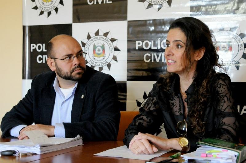 Delegado Medeiros (E) e delegada Elisangela falam sobre os indiciamentos 
