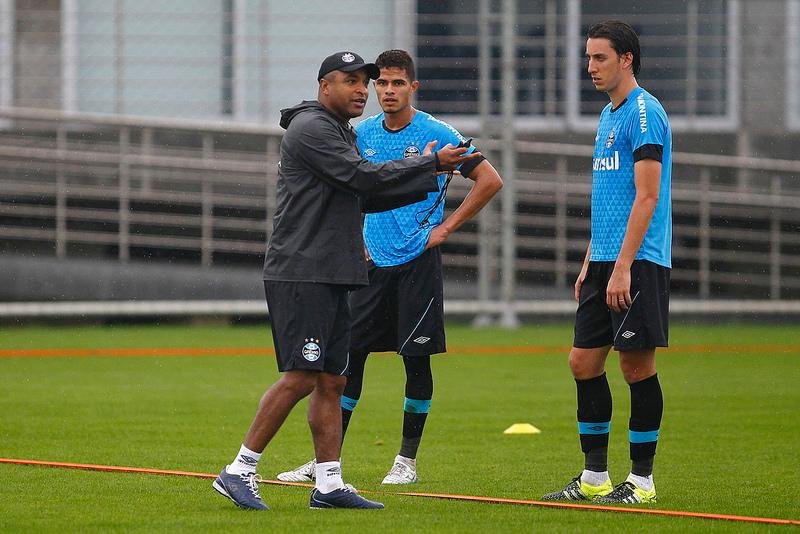 Roger vai aprimorar parte t&eacute;cnica e t&aacute;tica em per&iacute;odo sem jogos