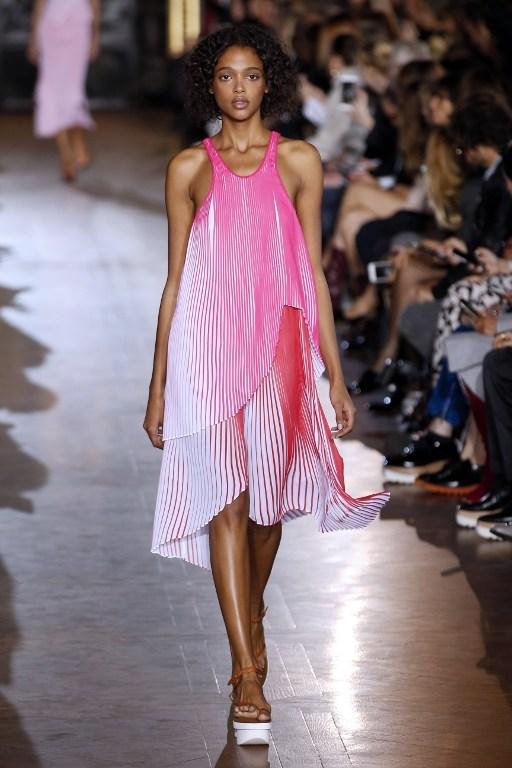 Brit&acirc;nica Stella McCartney segue fiel &agrave; feminilidade e conforto em suas cria&ccedil;&otilde;es