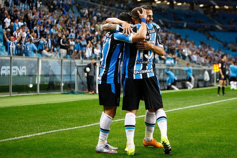Gr&ecirc;mio busca refor&ccedil;os para 2016