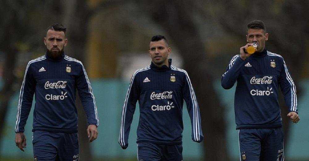 Sem Messi, Argentina aposta em Ag&uuml;ero (C) nas eliminat&oacute;rias