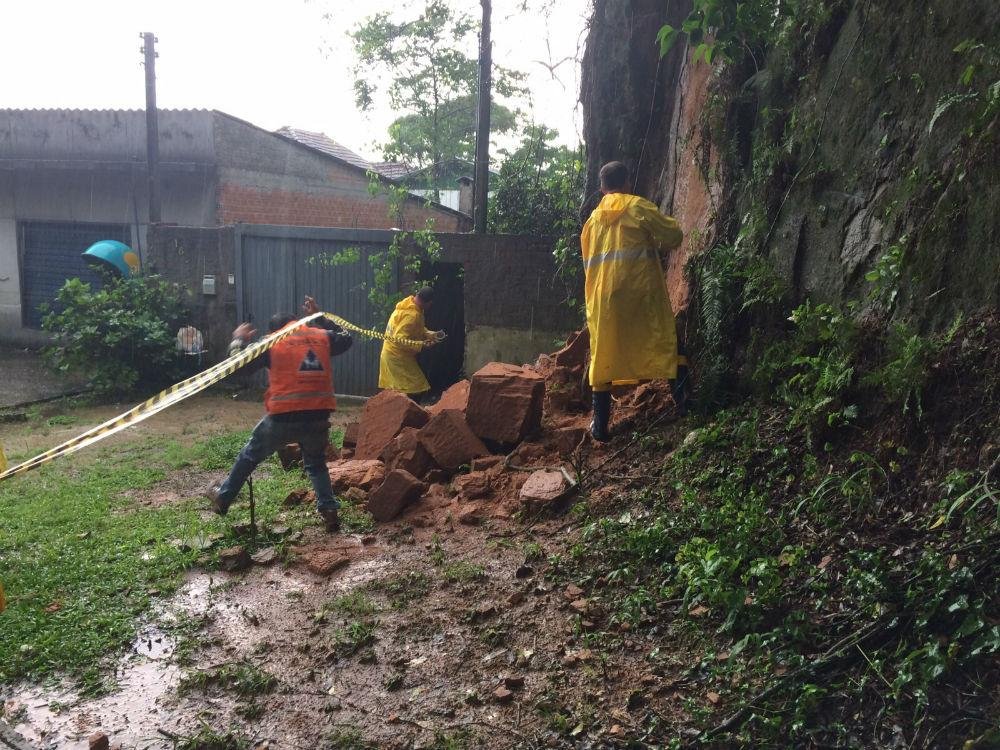 Defesa Civil do munic&iacute;pio est&aacute; percorrendo &aacute;reas ribeirinhas e pr&oacute;ximo a morros