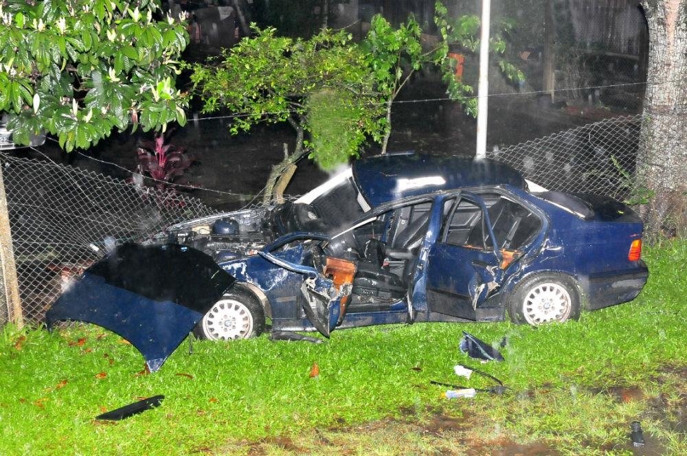 Motorista sofreu ferimentos leves ap&oacute;s perder o controle em alta velocidade
