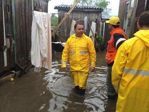 Defesa Civil auxilia moradores em Santa Maria
