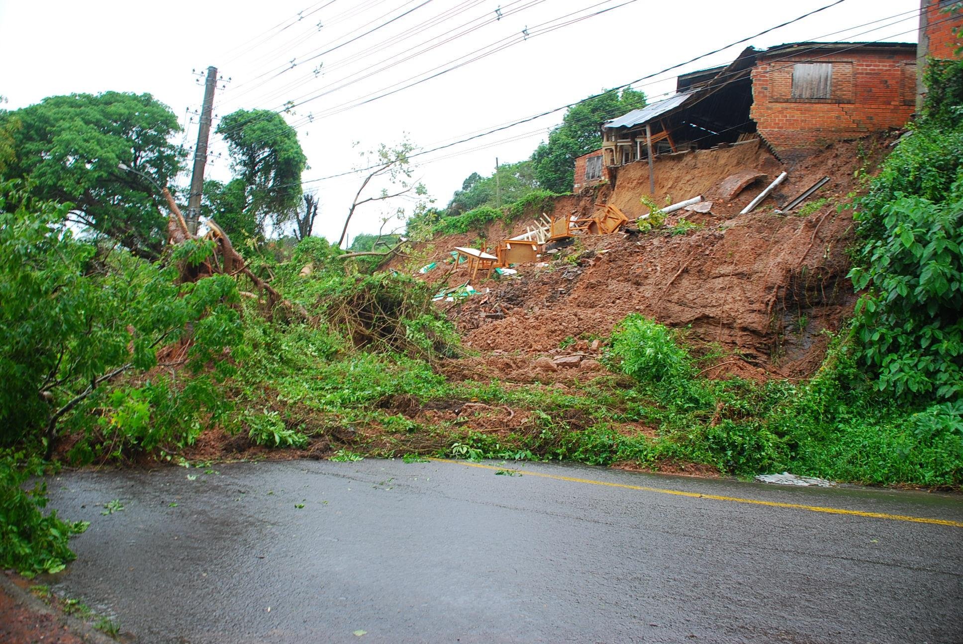 Deslizamento de terra atinge CTG em Santa Maria