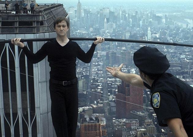 Longa mostra Philippe Petit ao atravessar o espa&ccedil;o entre as Torres G&ecirc;meas em 1974