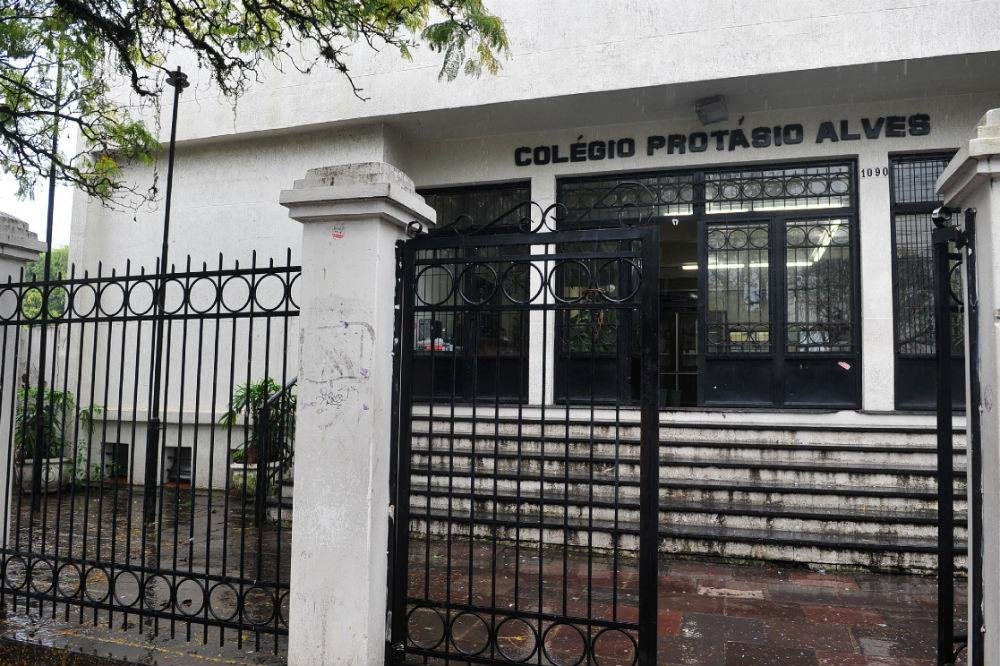 Pelo menos seis alunos pedem transfer&ecirc;ncia ap&oacute;s tremor em pr&eacute;dio do Col&eacute;gio Prot&aacute;sio Alves