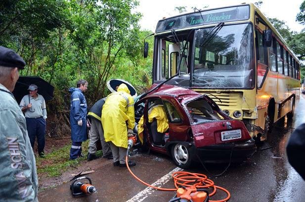 Ve&iacute;culo leve teria derrapado na chuva e acertado frente do coletivo, onde haviam 26 pessoas 