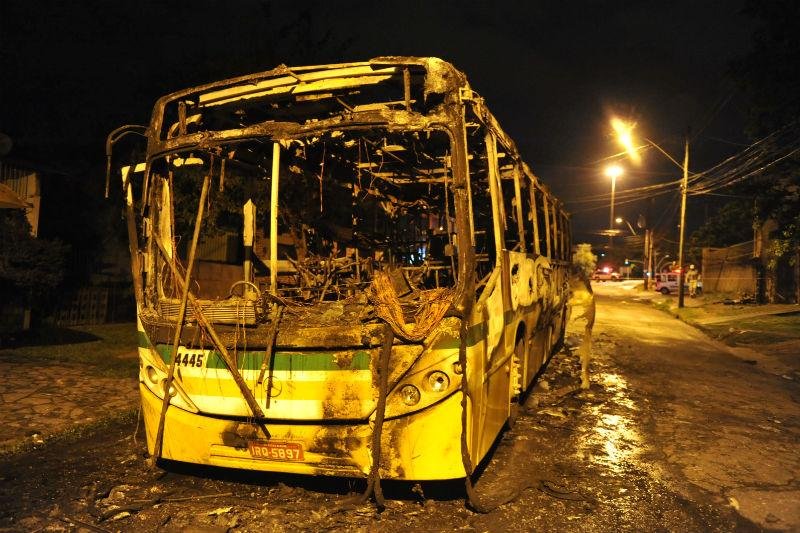 &Ocirc;nibus foi incendiado na noite dessa quinta-feira