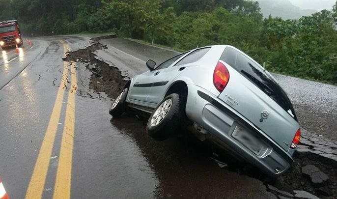 Na BR 158, asfalto cedeu e carro ficou preso em cratera