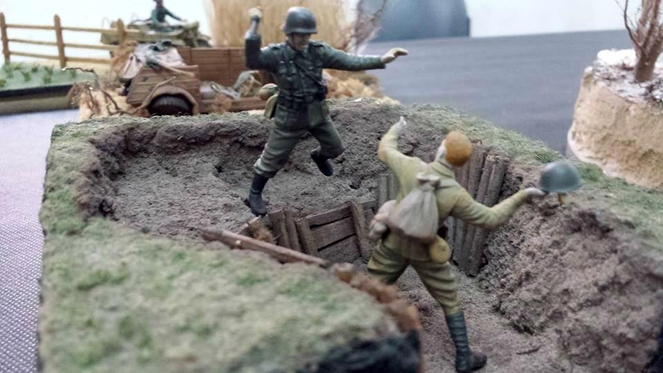 Obras retratam cen&aacute;rios de guerra e artefatos militares