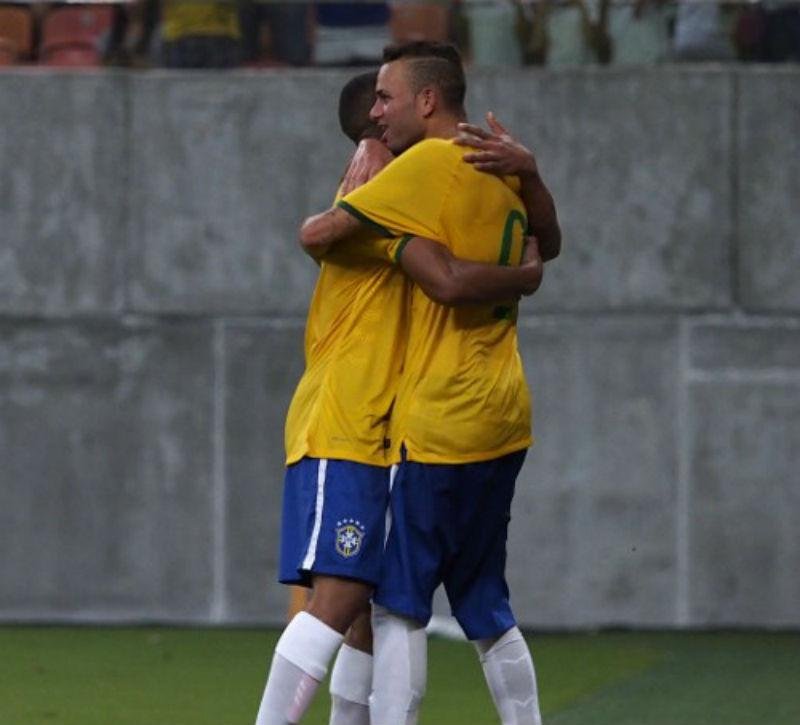 Antes do intervalo, Luan fez o terceiro gol da partida