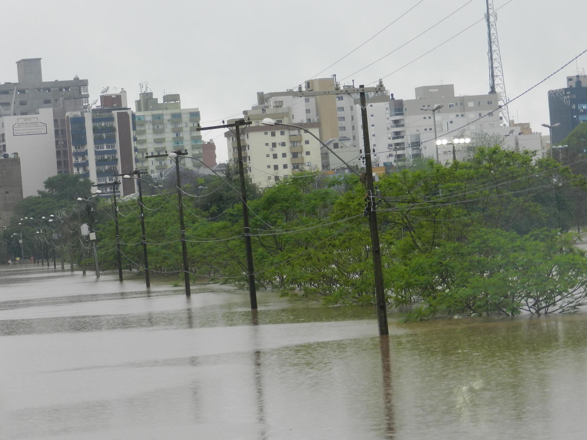 Cheia do Rio Taquari alaga ruas em Lajeado