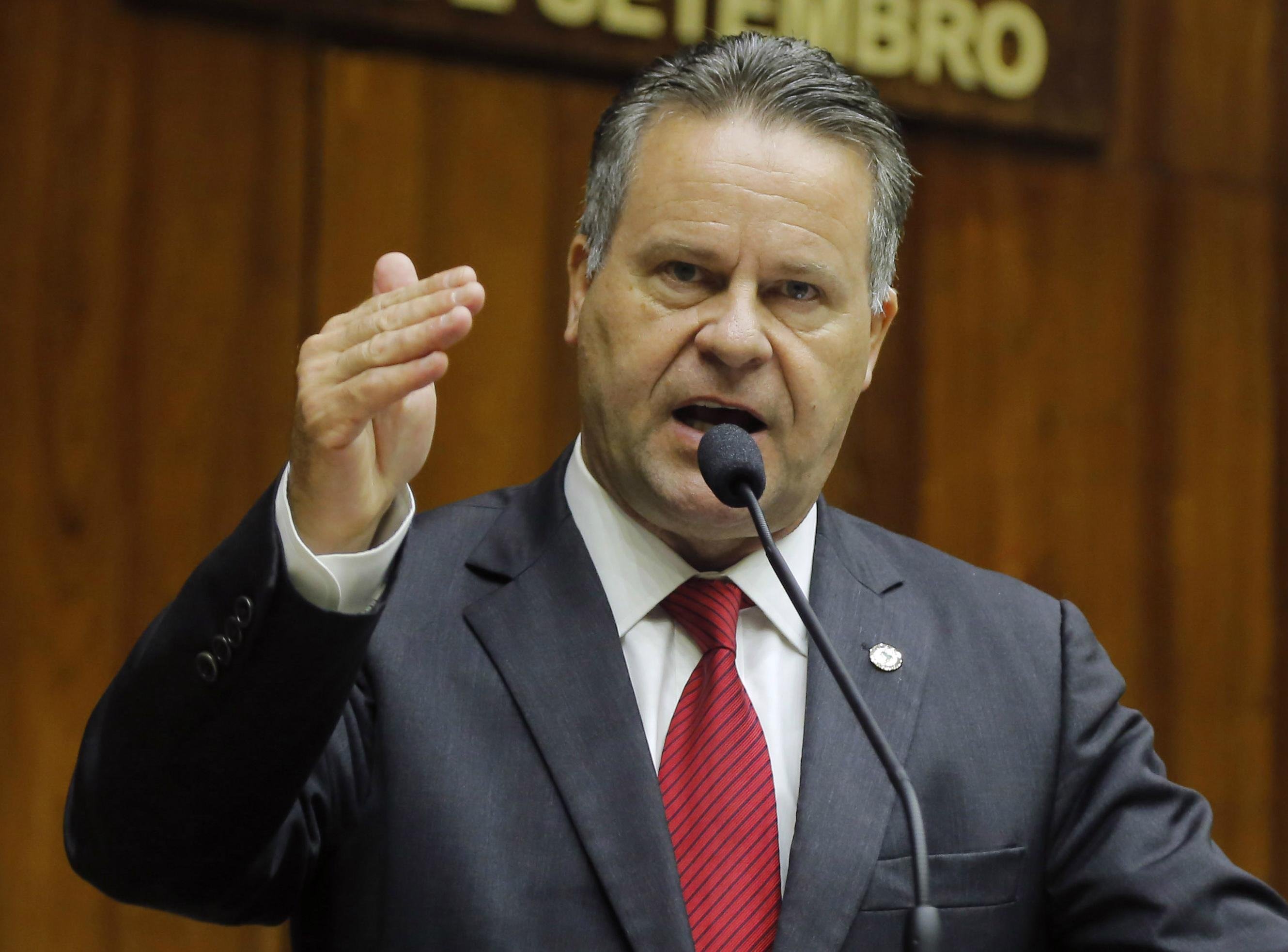 Excesso de pol&ecirc;micas deixa base aliada impaciente