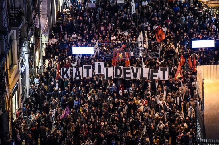 Manifestantes levaram placa com a inscri&ccedil;&atilde;o "Estado assassino"