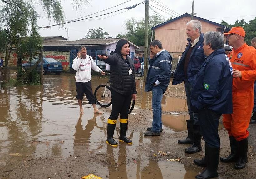 Equipes da Defesa Civil trabalham na remo&ccedil;&atilde;o de moradores das &aacute;reas de risco