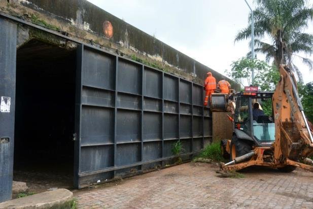 DEP  j&aacute; fechou 13 das 14 comportas de conten&ccedil;&atilde;o do muro