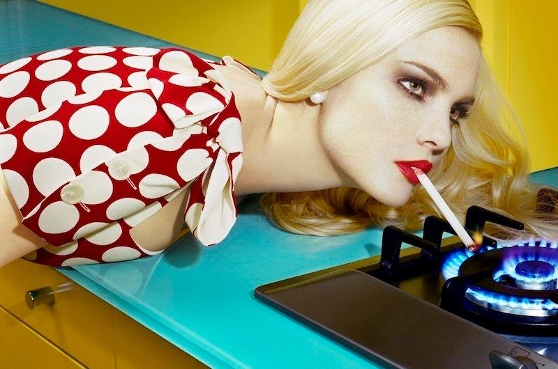 Uma das imagens que figuram na mostra, com a brasileira Carol Trentini
