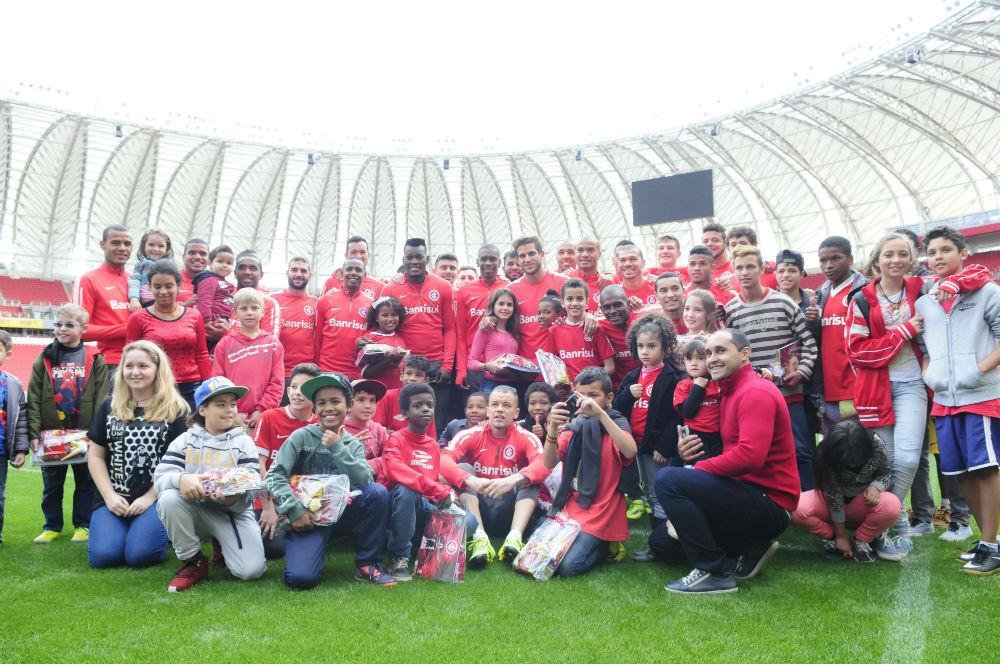 Crian&ccedil;as da Associa&ccedil;&atilde;o Atl&eacute;tica Bola 7, de Canoas, ganharam presentes dos jogadores