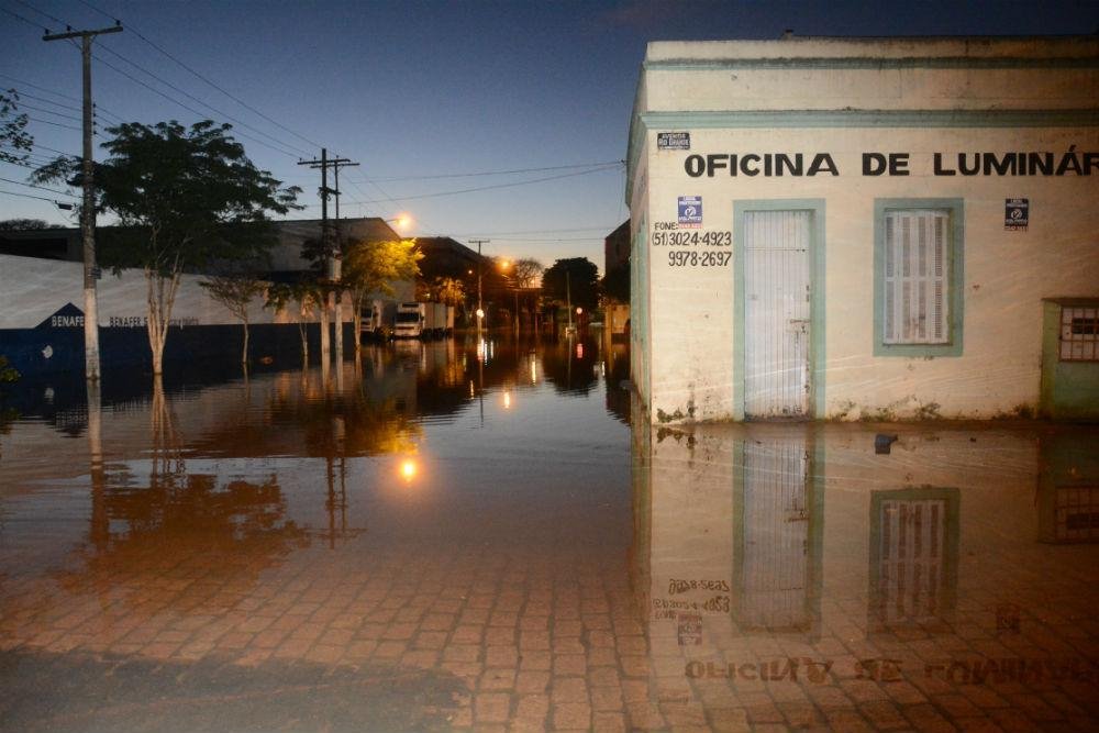Moradores relatam que &aacute;gua sai de bueiros