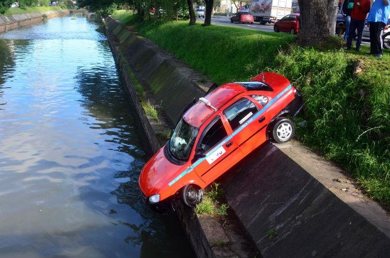 T&aacute;xi cai em talude do Arroio Dil&uacute;vio, em Porto Alegre