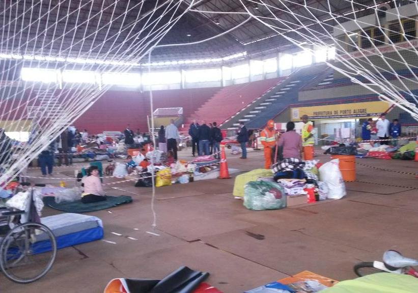Fam&iacute;lias atingidas pelas enchentes na regi&atilde;o das ilhas est&atilde;o abrigadas no Gin&aacute;sio Tesourinha