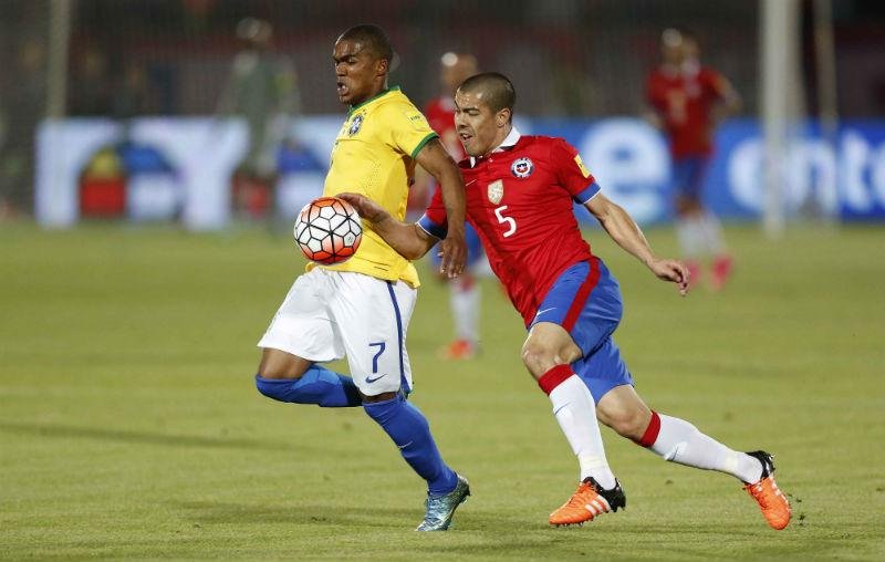 Sele&ccedil;&atilde;o joga pressionada diante da Venezuela 