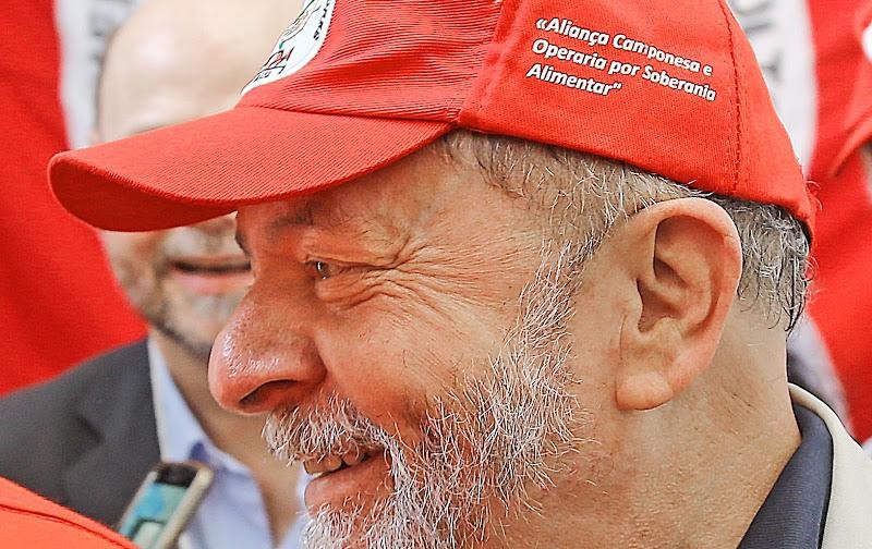 Lula foi recebido em p&eacute; sob aplausos e palavras de ordem dos participantes do congresso