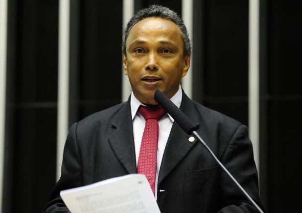 Bancada do PT libera deputados a assinar requerimento do PSOL contra Cunha