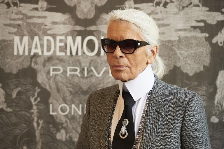 Estilista estava presente na inaugura&ccedil;&atilde;o da exposi&ccedil;&atilde;o "Mademoiselle Priv&eacute;"