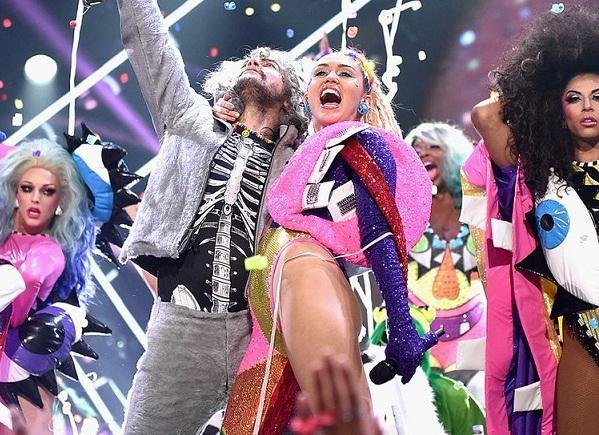 Wayne Coyne, do Flaming Lips, e Miley Cyrus durante apresenta&ccedil;&atilde;o 