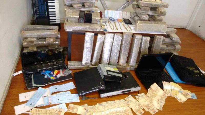 Al&eacute;m da droga, foram encontrados ve&iacute;culos, j&oacute;ias e em torno de R$ 6 mil em dinheiro 