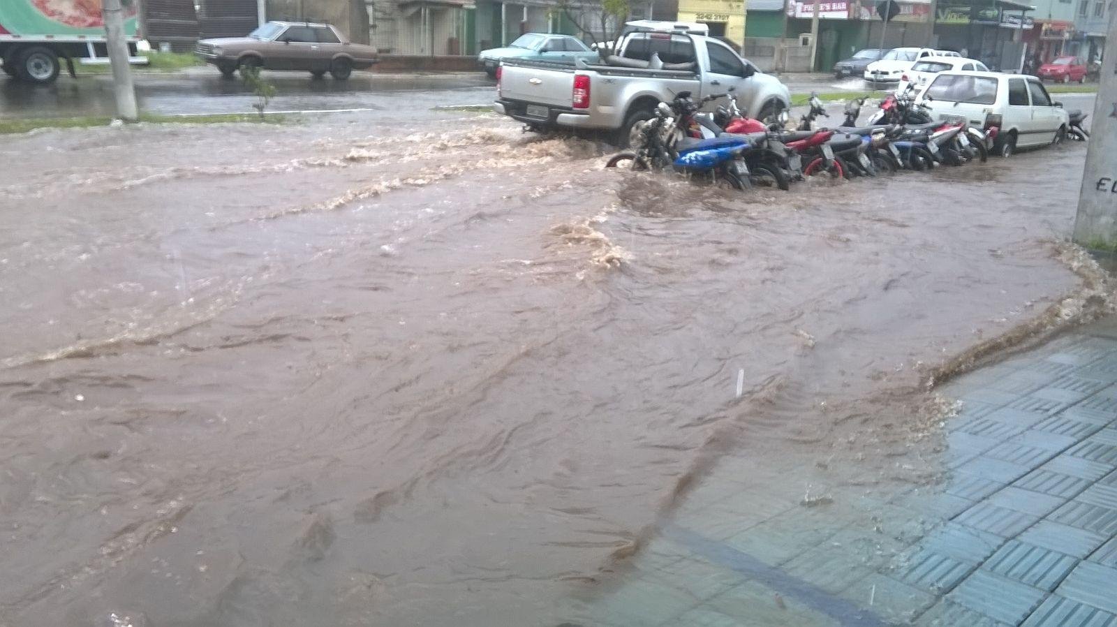Chuva volta com for&ccedil;a e alaga ruas em Livramento