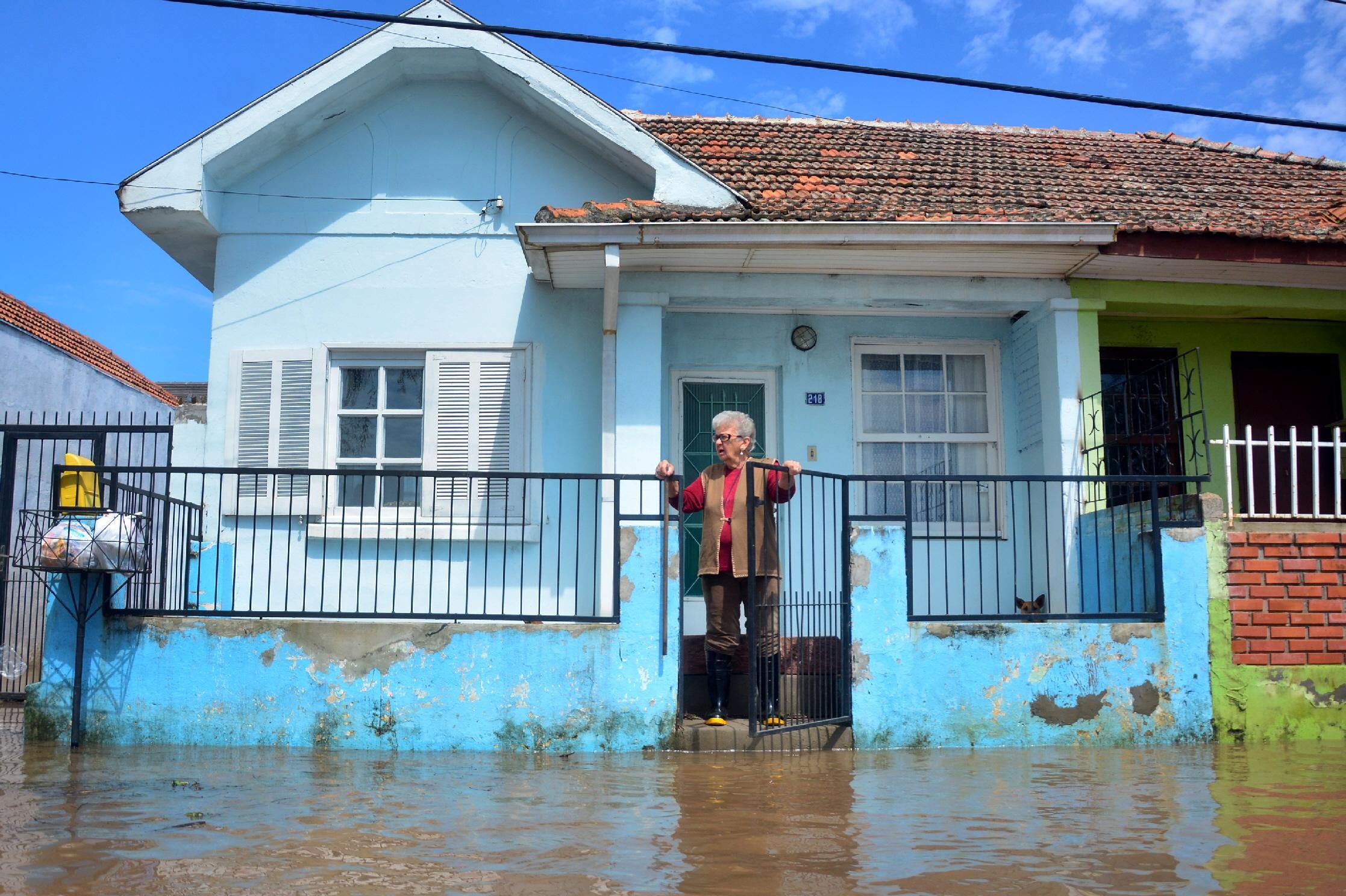 Gua&iacute;ba baixa, mas moradores continuam desalojados nas ilhas