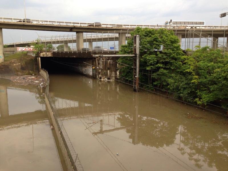 Tr&ecirc;s esta&ccedil;&otilde;es da Trensurb em Porto Alegre est&atilde;o alagadas