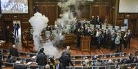 Deputados usam gás lacrimogêneo no Parlamento de Kosovo contra o acordo com a Sérvia