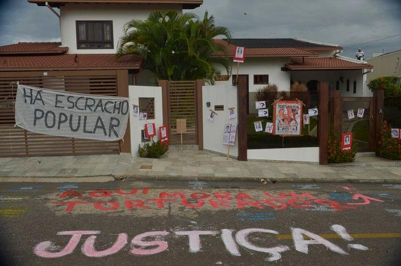 Manifestantes picharam a casa de Ustra em 2014