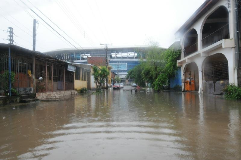 Entorno do est&aacute;dio, no bairro Humait&aacute;, foi bastante atingido pelo temporal