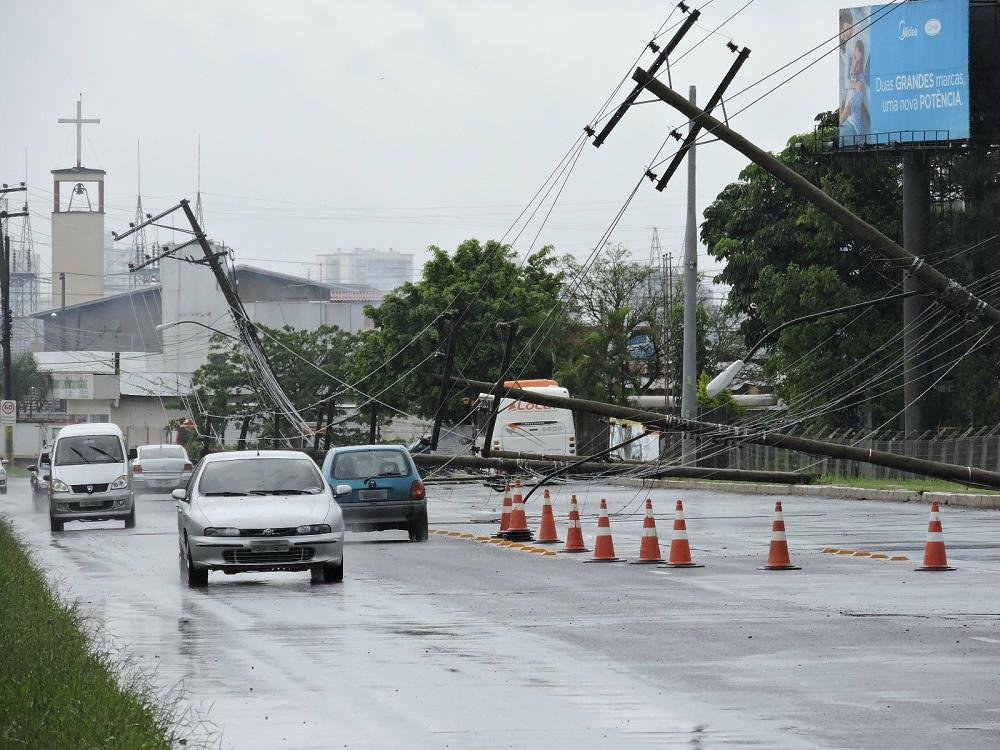 Tr&acirc;nsito era desviado e funcionava apenas em meia pista devido aos estragos causados pelo temporal 