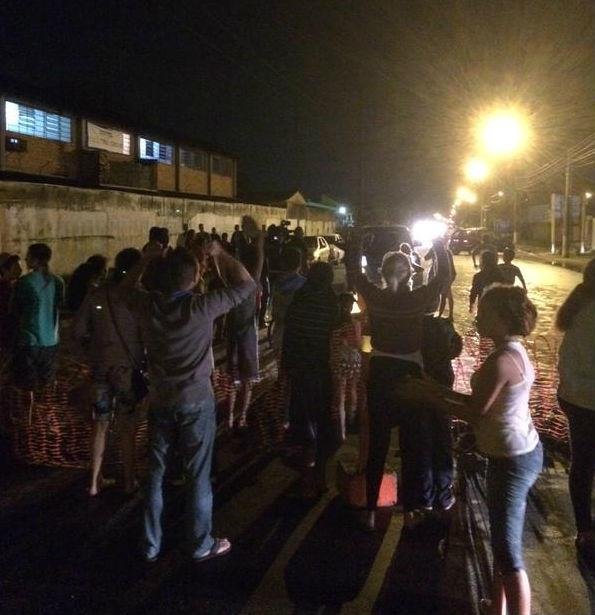 Moradores bloqueiam a Frederico Mentz pelos alagamentos e falta de luz