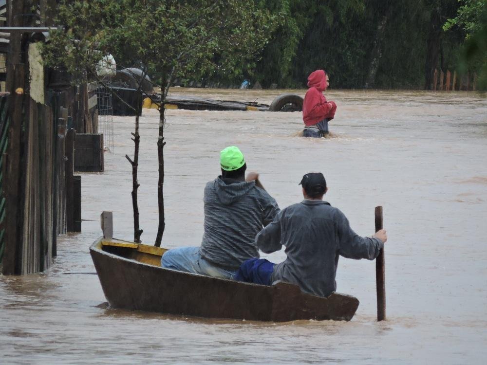 J&aacute; s&atilde;o 90 os munic&iacute;pios ga&uacute;chos atingidos por chuva forte