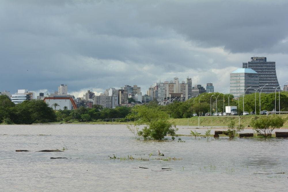 N&iacute;vel em Porto Alegre &eacute; pr&oacute;ximo da marca de transbordamento