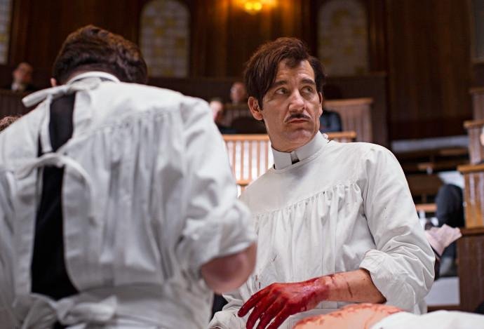 O ator Clive Owen interpreta o m&eacute;dico Thack