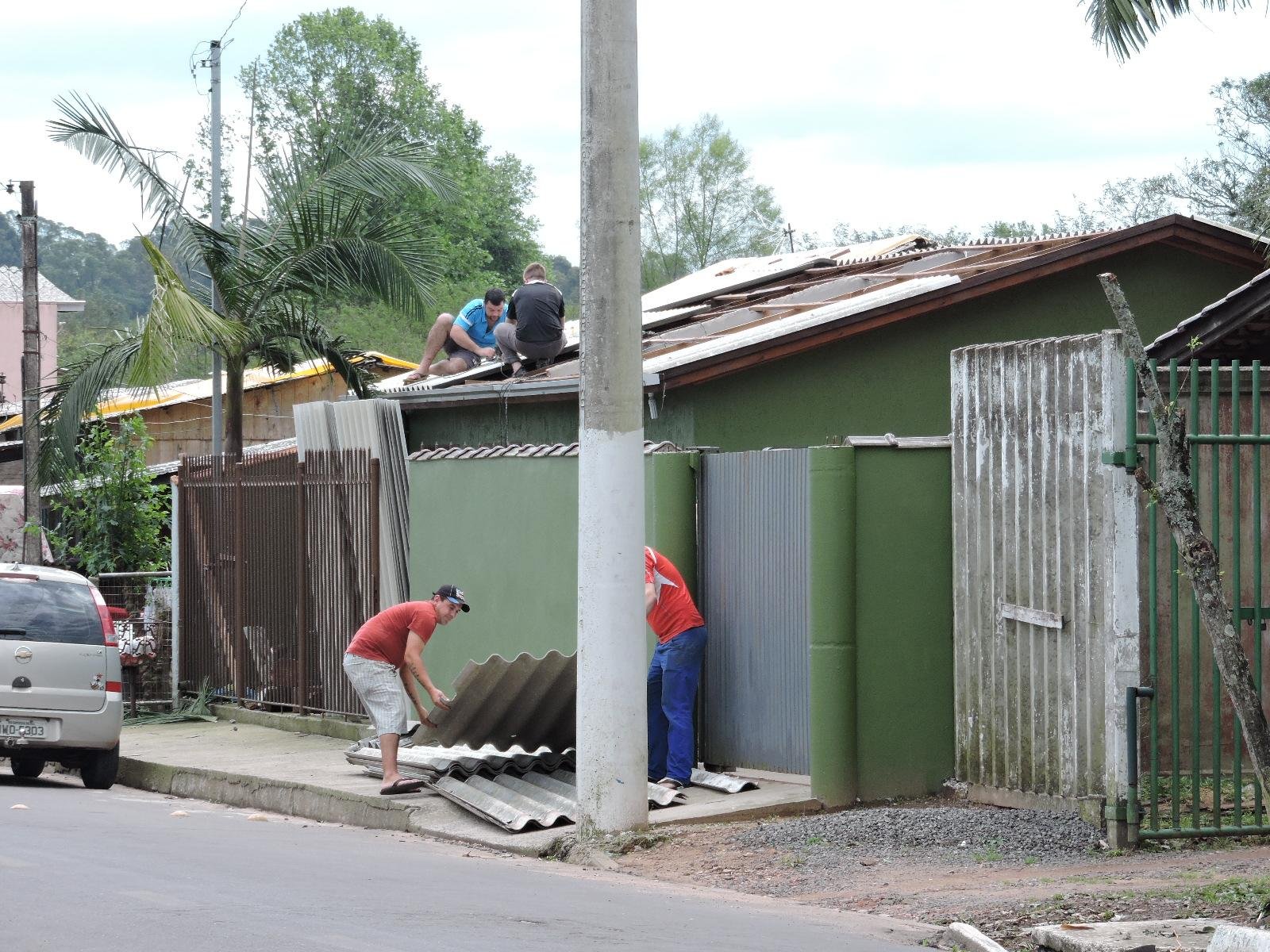 Moradores de Sapucaia consertam os estragos causados pelo temporal
