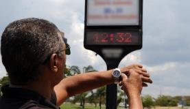 Rel&oacute;gios devem ser adiantados uma hora